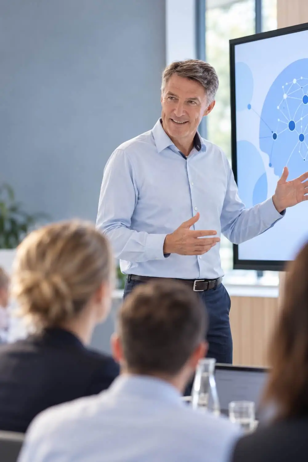 Bernd Rudmann vor einem Whiteboard bei einem KI-Training